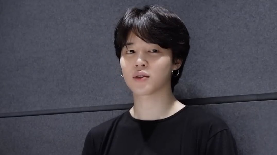 iryasiau's tweet photo. ⌯ First video call ; #kookminau 

Donde ambos están en una relación a distancia desde hace varios meses , solo se enviaban fotos de su día a día y por fin tienen su primera videollamada. https://t.co/rAaJIO4sng