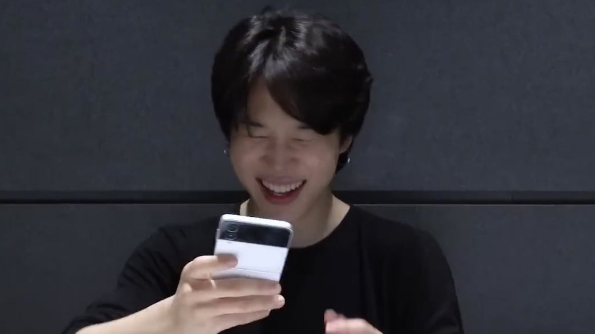 iryasiau's tweet photo. ⌯ First video call ; #kookminau 

Donde ambos están en una relación a distancia desde hace varios meses , solo se enviaban fotos de su día a día y por fin tienen su primera videollamada. https://t.co/rAaJIO4sng