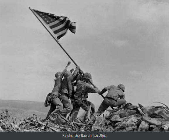 SierraTango74's tweet photo. Cette photo de #Trump au moment de l'attentat de #Butler PA rappelle le célèbre cliché pris le 23 février 1945 intitulé «Raising the Flag on Iwo Jima» 
https://t.co/je1UwX68US https://t.co/n55QKgGt21