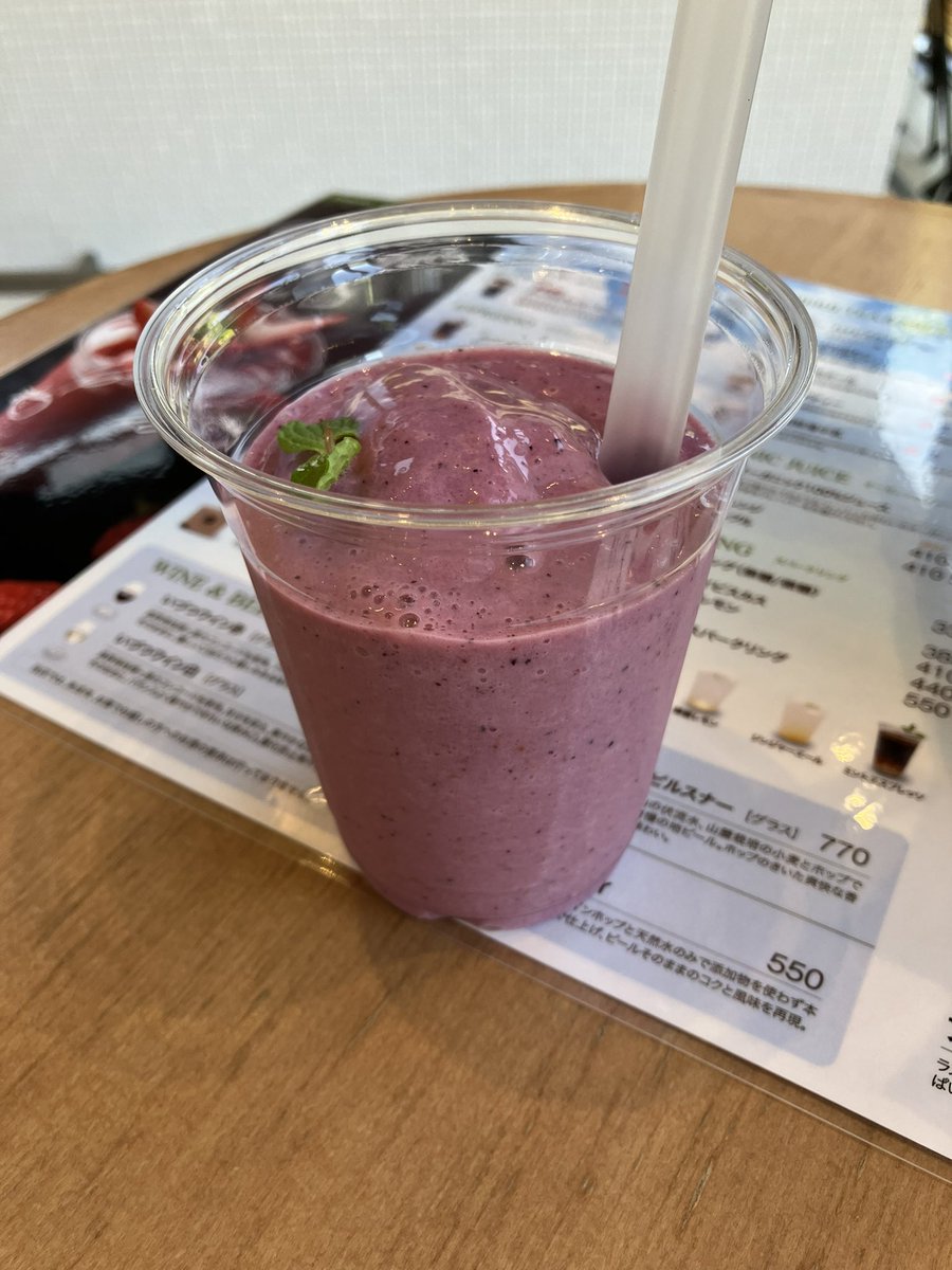 metty8102's tweet photo. 次にカフェコーナーに行きフルーツスムージーで一服
ベリー系の味が良く効いてて美味しい https://t.co/Cc3xqbLB2m