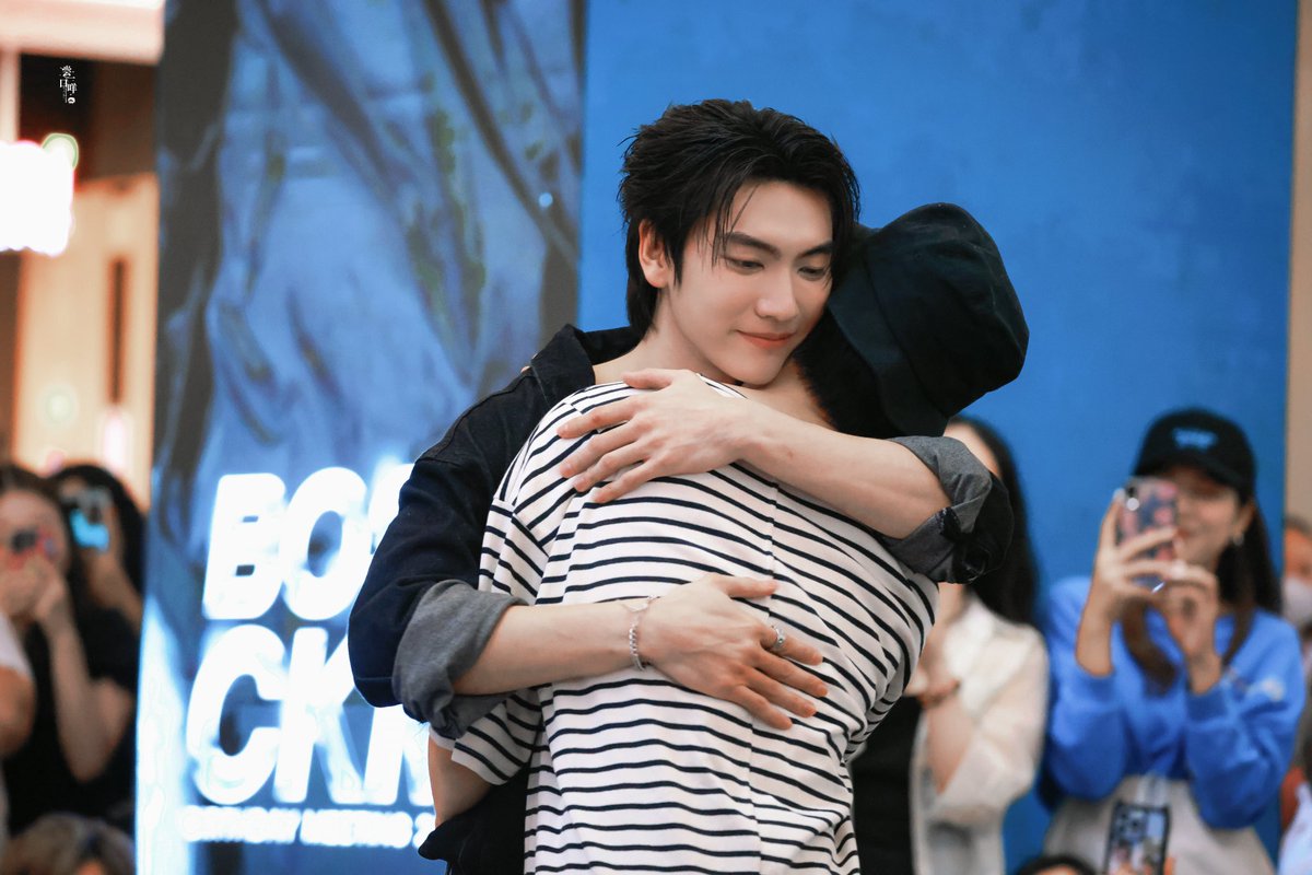 MoieWithBN's tweet photo. HUG🤍
#BossCKM25thBDParty
#BoNoh #BossNoeul https://t.co/cYLHUatPN4