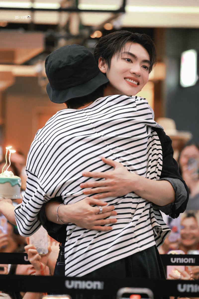 MoieWithBN's tweet photo. HUG🤍
#BossCKM25thBDParty
#BoNoh #BossNoeul https://t.co/cYLHUatPN4
