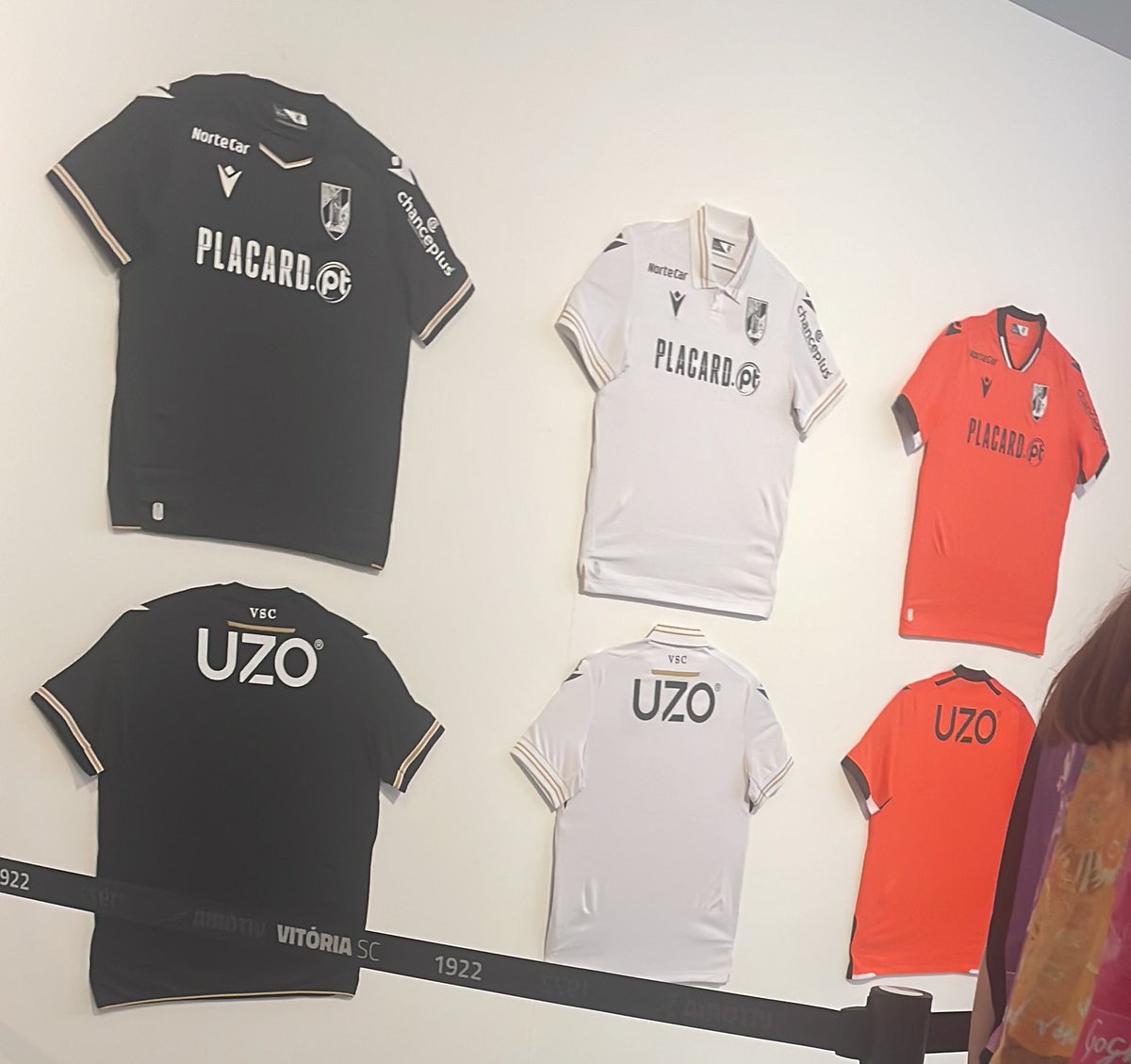 🔥 Equipamentos 2024/25
👉 O Vitória Sport Clube apresentou hoje na Sociedade Martins Sarmento os equipamentos para a época 1024/25
👉 Os equipamentos podem ser visitados entra às 10h-12h e em exclusivo para sócios das 14:30h - 17:30h