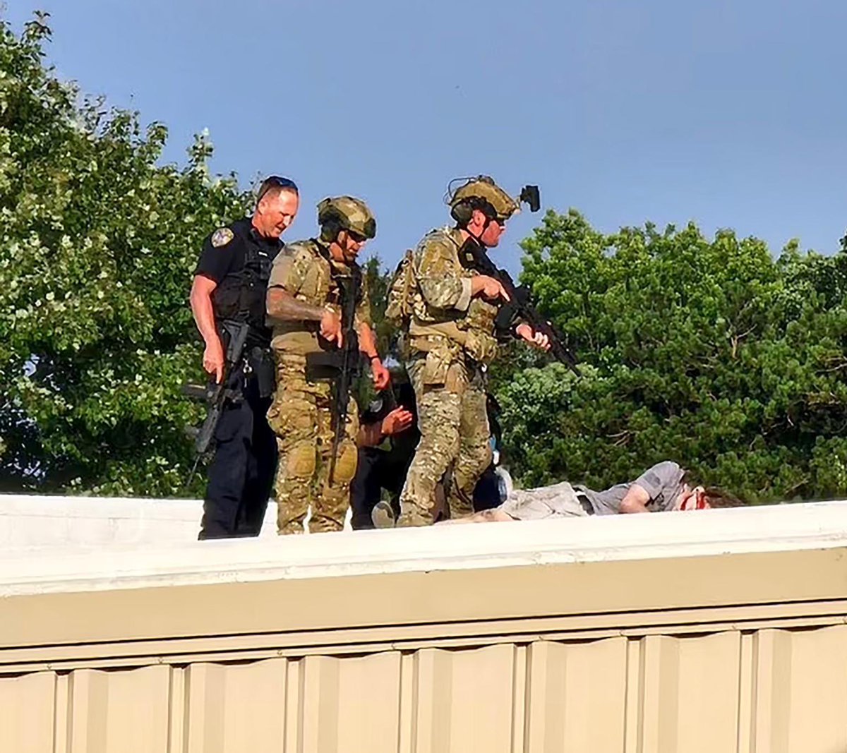 Worldwar_3_'s tweet image. An eyewitness reported a suspicious man with a gun on a roof, but police and the Secret Service were ignored.#SuspiciousActivity #Gunman #Police #SecretService #IgnoredWarning #SafetyConcern
#Trump