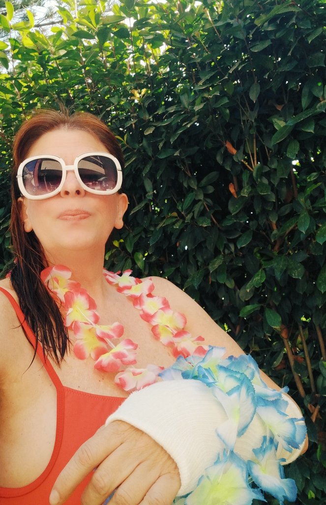 VeroneseCris's tweet photo. 🌸🌺 #GessoStyle come colorare una convalescenza! L'estate non me la porta via una frattura... #polso #sonocaduta #hawaii #chezmoi #monJardin #garden #CristinaVeronese #CotedAzurFrance https://t.co/0AJ9bPKfVk