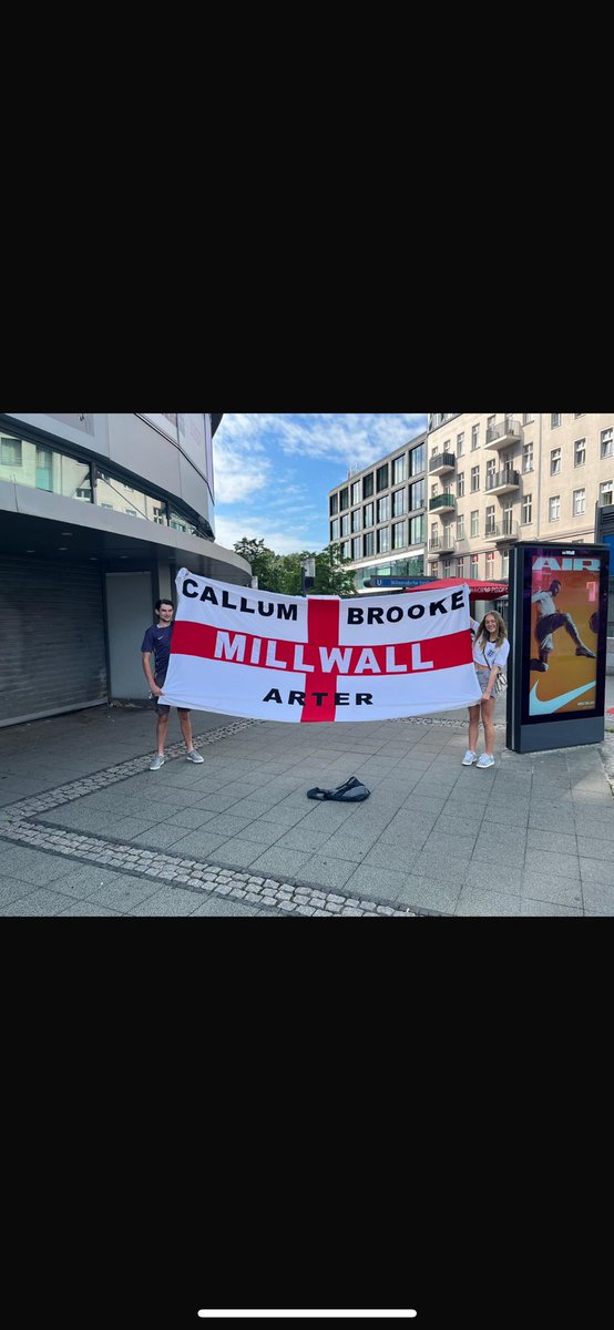 Wall on tour. Cmon the boys ❤️🦁🏴󠁧󠁢󠁥󠁮󠁧󠁿