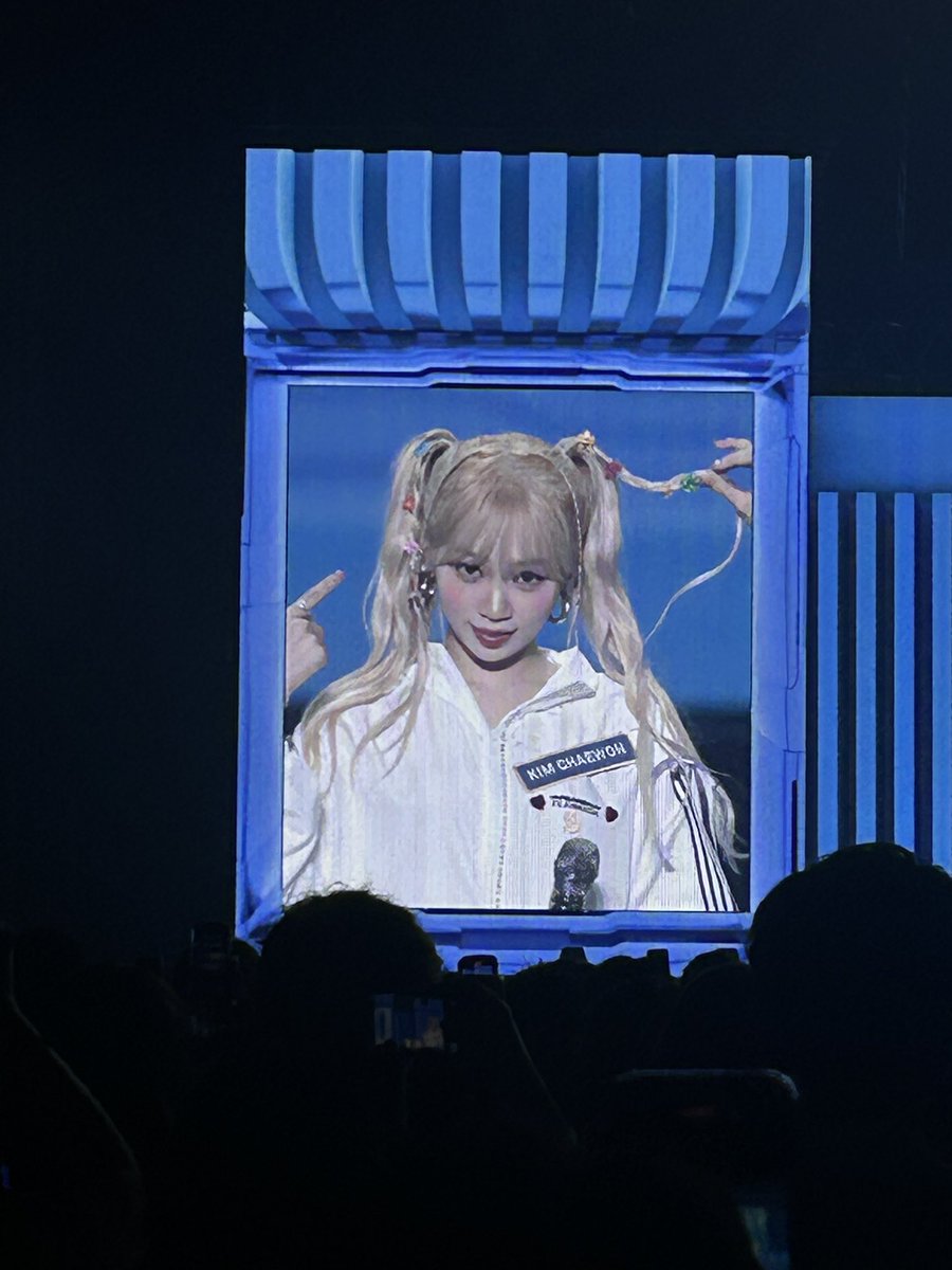 w_osp_18's tweet photo. リボンいじられるチェウォンちゃん귀여워🥺 
 #FEARNADA_JAPAN  #김채원  #チェウォン https://t.co/phd1zVnBY3