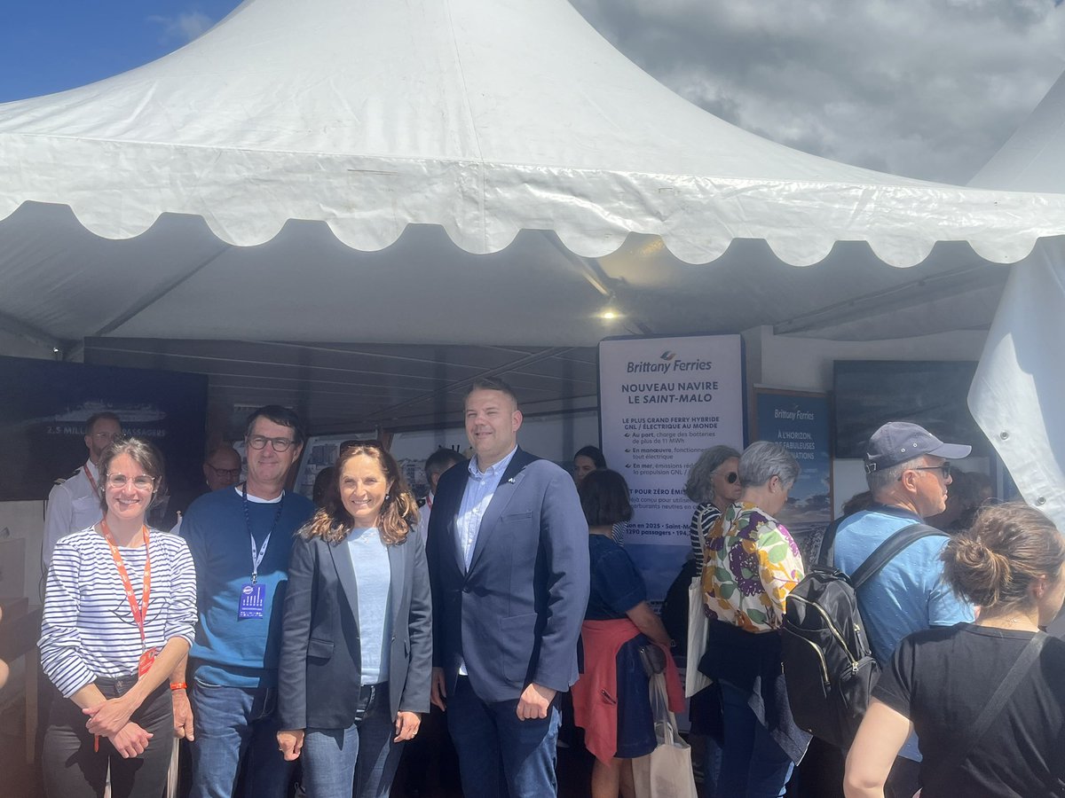 jmrouebferries's tweet photo. Heureux également d’avoir retrouvé nos amis, les députés finistériens @GrazieMelchior @lilianatanguy @didierlegac fidèles à leur territoire et notre @Consul_JLeGall venu de Dublin & merci à Yann Le Gac Pdt des #JA29 pour son équipe de choc aux côtés de celle de @BrittanyFerries https://t.co/JBbZzYO61E