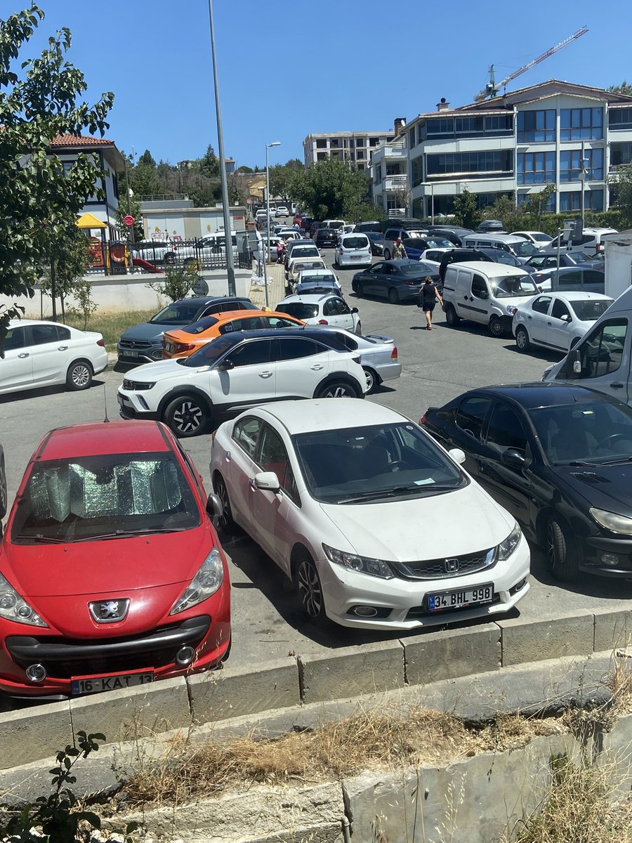 BOZBEKA's tweet photo. denize inen bir çıkmaz sokak ve etrafı. birşey olursa ambulans nasıl girer, itfaiye nasıl yetişir? Her gün aynı sıkıntıyı yaşamaktan bıktık. Evet herşey gerçekten çok güzel oldu @BuyukcekmeceBld @IBBcozummerkezi @ibbzabita https://t.co/stj2KfOnIs