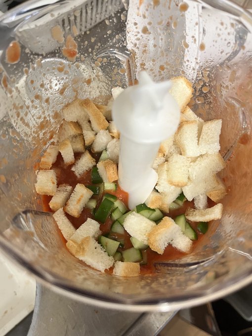 今夜はグリーンカレーとガスパチョよ。 