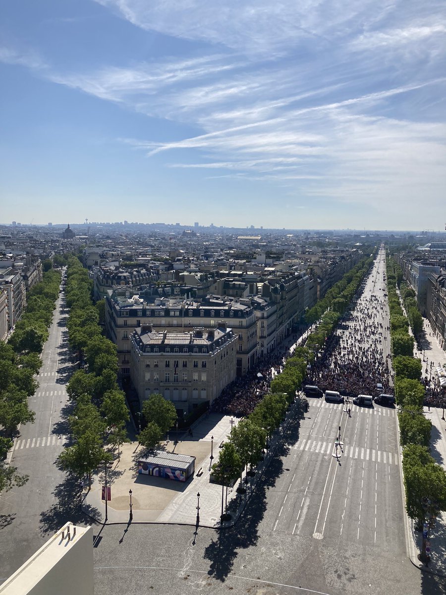 Arc de triomphe tweet media