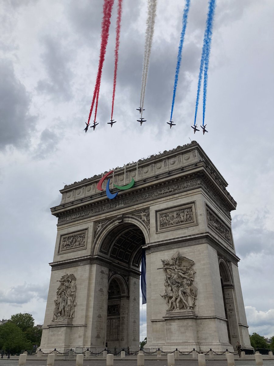 Arc de triomphe tweet media