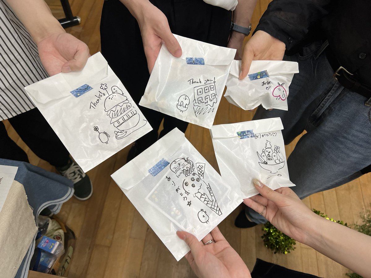 kepperun_tm's tweet photo. 順調に3日目まで終了しました〜
はじめましての方ともお世話になっておりますの方ともたくさんお話しできて見て頂けて喜んでおります(っ ¨̮ )╮ -💓

物販買って下さった方にらくがきして喜んでもらったりしててうれしいね
アウトプットがはやくなりました◎ https://t.co/FehxAoz8u2