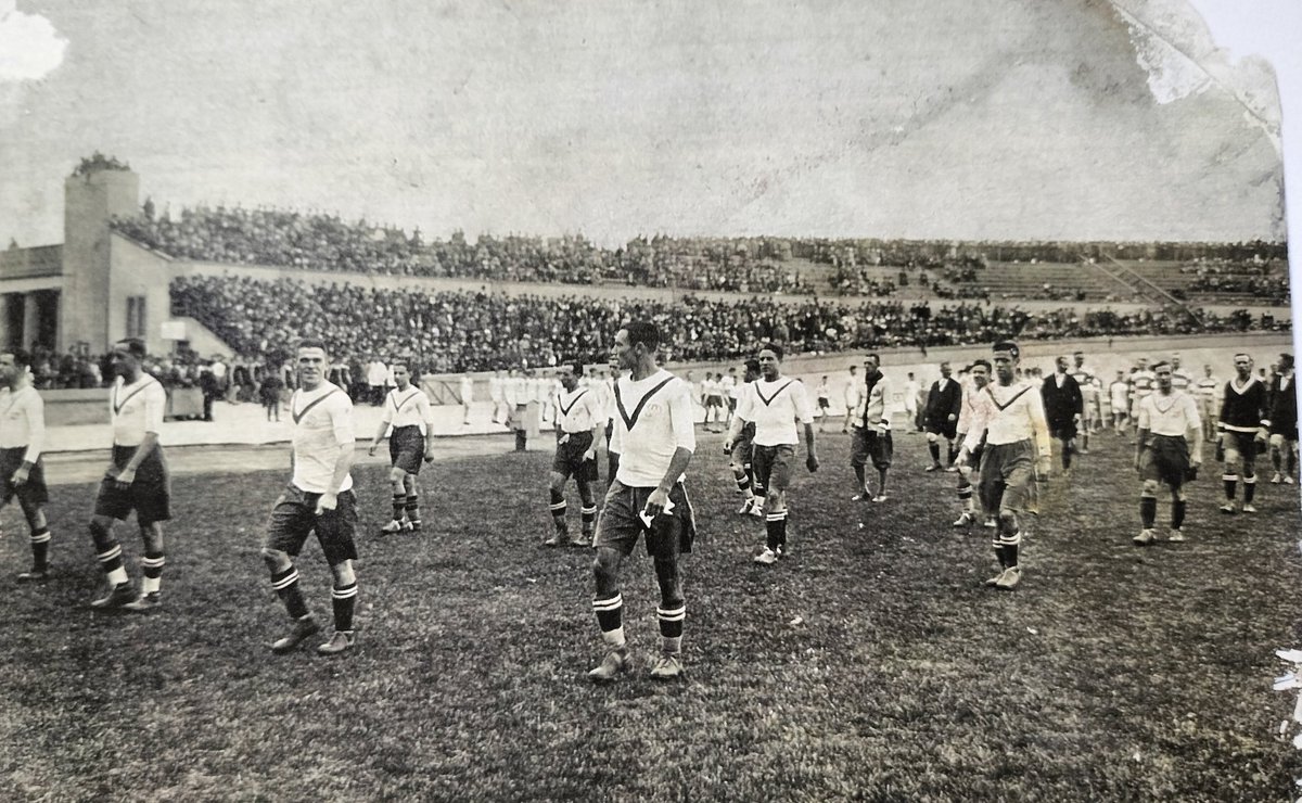 Berlín, 1927.
<a href="/HerthaBSC/">Hertha BSC</a> 4-<a href="/CEEuropa/">Club Esportiu Europa</a> 2
Visca l'Europa!
📷Arxiu CEE