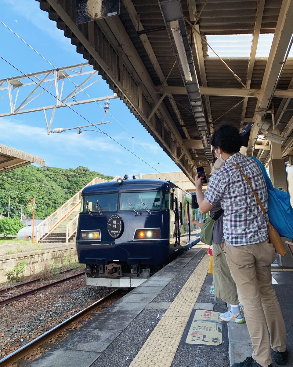 Yup_susami's tweet photo. ようこそすさみへ✨次は7月17日 15:46周参見駅着、16:00発✨銀河コーヒー＆特産品の販売、お出迎え頂いた方に銀河手旗プレゼント！
#westexpress銀河
#ウエストエキスプレス銀河 
#観光列車 #すさみ #周参見駅  #駅カフェ #ローカル線 #きのくに線 #紀勢本線 #トゥクトゥクレンタル https://t.co/lCyTTtOBa4