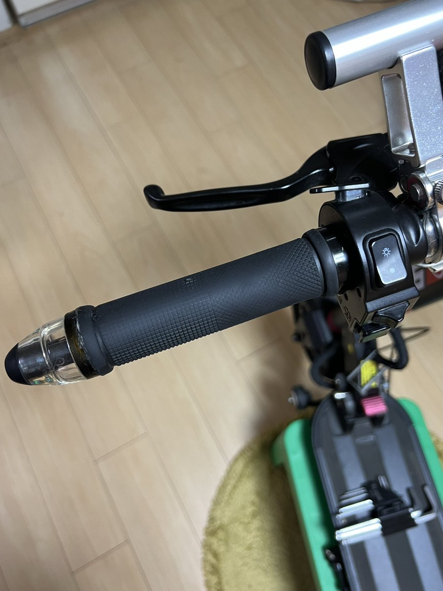 mosisimosisi's tweet photo. zero9の左ウインカーの寿命が来たので、パーツ購入しました。
僕の車体のウインカーは一時生産品で代わりが無いらしいので代替え品に変えたけど…グリップの長さが短くてワロタ😆

スイッチやブレーキの位置調整すれば違和感無くなるかも。

＃電動キックボード
＃zero9 https://t.co/QqM6vCbQYC
