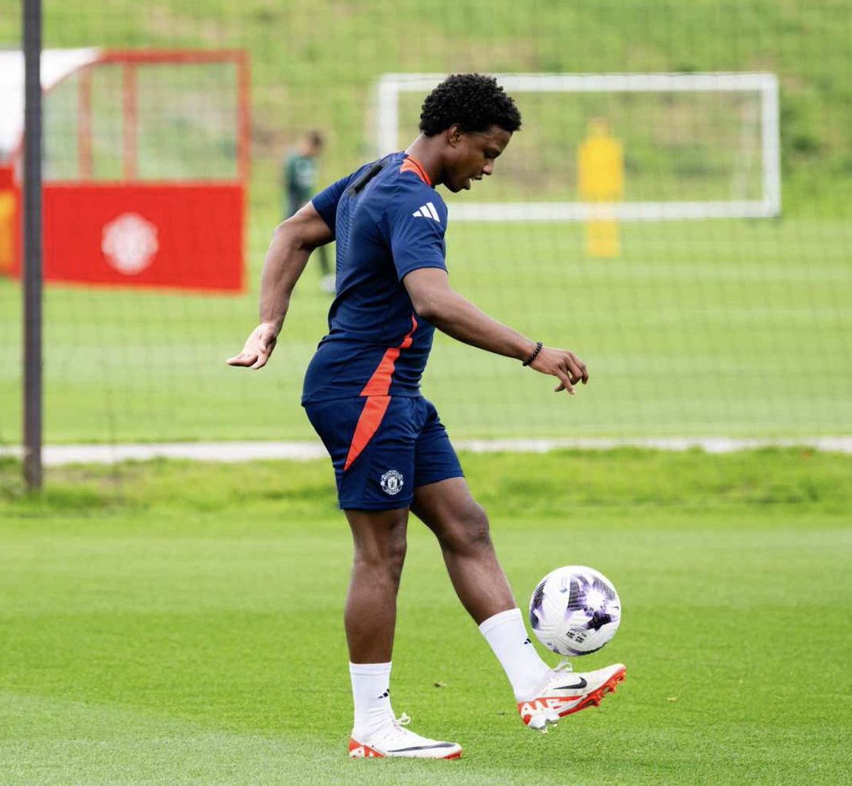 theutdjournal's tweet photo. 🚨 BREAKING:
Tyrell Malacia is BACK and is continuing his individual training program. #mudc #mujournal https://t.co/gB1I4HsrSu