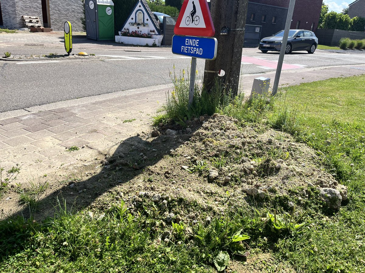 Sam_Roose's tweet photo. @Fluvius_be @Telenet na vorige mail zonder oplossing heeft men hier voor de 2e keer de graafwerken voor aansluiting overbuur zo achtergelaten. Sturen jullie die mannen eens terug? https://t.co/e1lcsndtuU