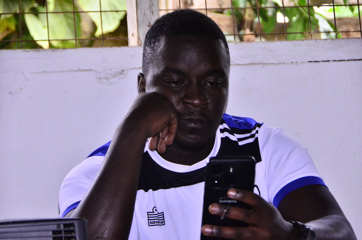kigezisoccer's tweet image. Coach Isaac looking at the gadget that belongs one of the participants during the degree breaking the limits training series session at ACCT Main Hall yesterday @UKSDStreetSport #breakingthelimits