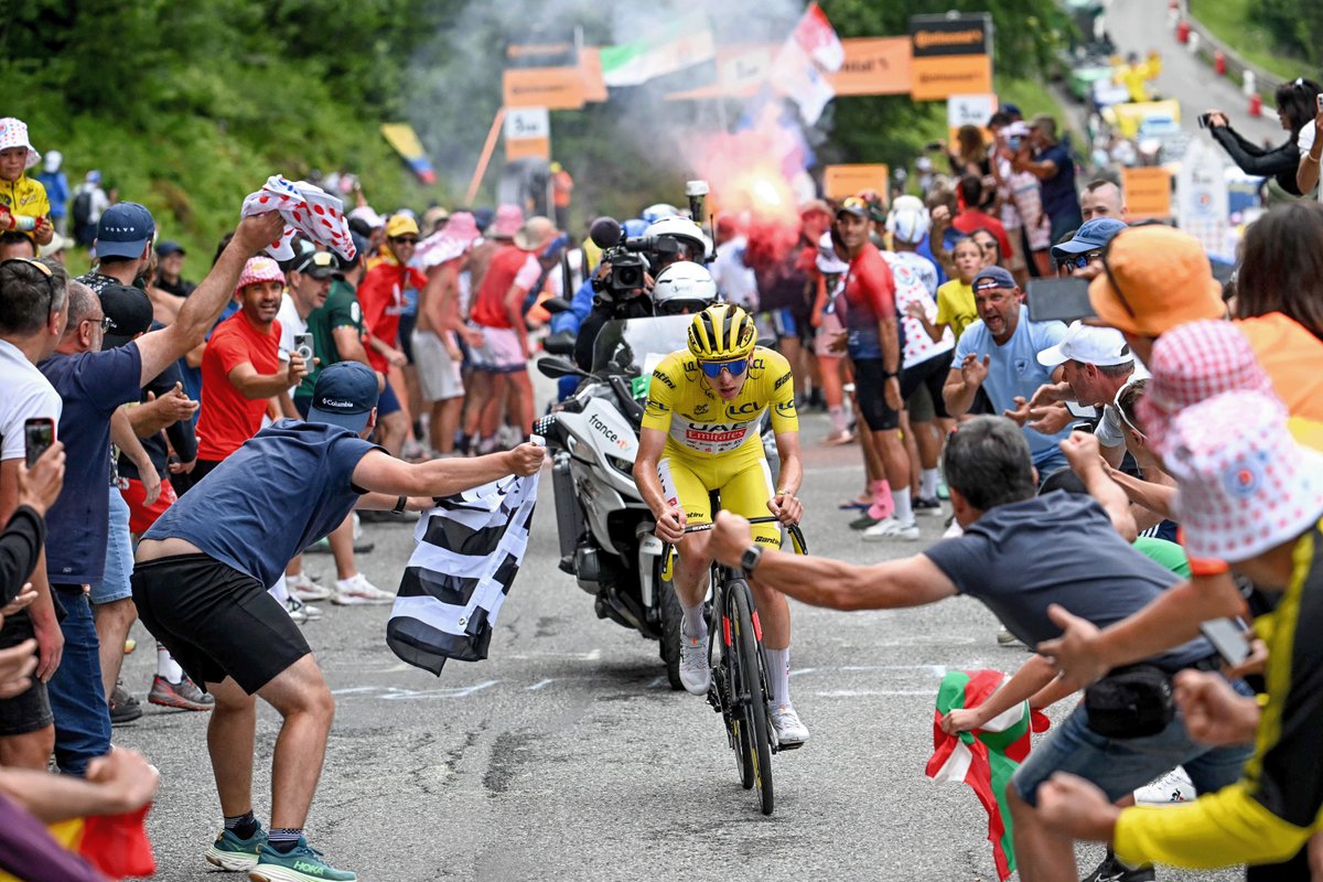 CycleSportMag's tweet photo. Tour de France spectator arrested after throwing chips at Pogačar and Vingegaard, will be questioned by police today https://t.co/gGjfm7Miyw https://t.co/4ImFg9ojCp