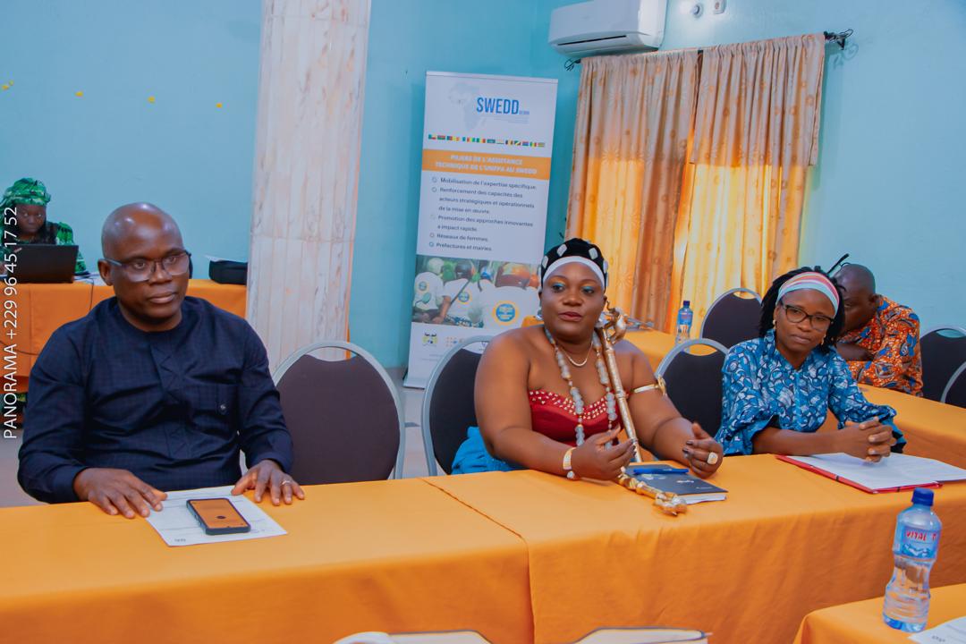 RflrtbBenin's tweet photo. Les 11 et 12 juillet 2024, à l’hôtel Princesse de Bohicon, a eu lieu la formation des formatrices du RFLRT-BÉNIN et l’installation du Pool départemental Zou, avec des femmes leaders formées sur diverses thématiques pour l’autonomisation des femmes. Prochaine étape : le Plateau. https://t.co/GrXU2ypfHM