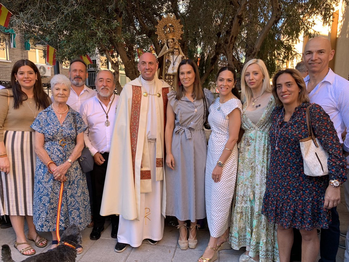 Vox_Pozuelo's tweet photo. 💐Honramos, junto a nuestros afiliados, a la Virgen del Carmen en la tradicional ofrenda floral.

#CuidaTusTradiciones
#CuidaLoTuyo
#VoxPozuelo

@elcarmenpozuelo https://t.co/z30YoO6SeF