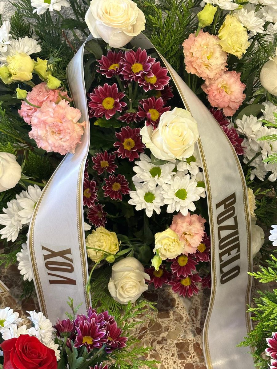 Vox_Pozuelo's tweet photo. 💐Honramos, junto a nuestros afiliados, a la Virgen del Carmen en la tradicional ofrenda floral.

#CuidaTusTradiciones
#CuidaLoTuyo
#VoxPozuelo

@elcarmenpozuelo https://t.co/z30YoO6SeF