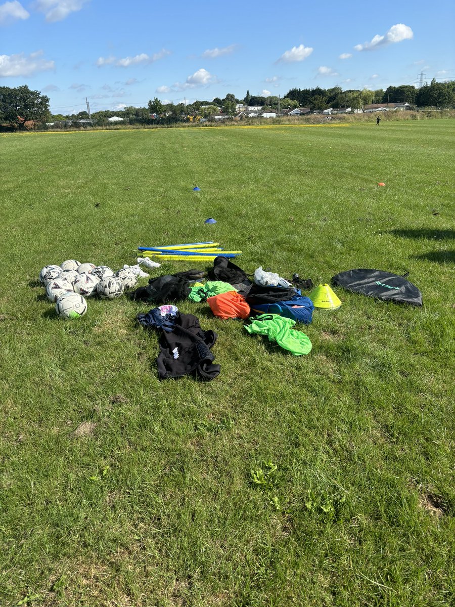Wickfordutd's tweet photo. Footballs Coming Home…to Runwell Park. Great to have all the lads back. Hard work starts today #minuopurpura https://t.co/GYaNTwBKR5