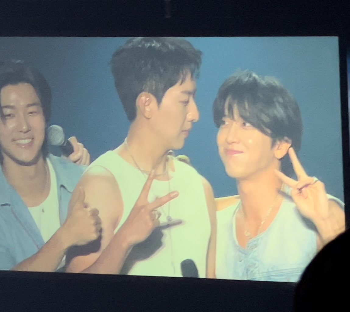 liaotu16's tweet photo. Bromance is bromancing! 🤣🤣🤣 https://t.co/i8ylXQWVRH