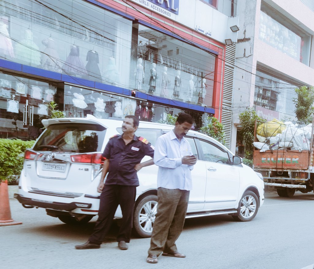 Citizen_TS's tweet photo. #NMDC #MASAB tank #Mehdipatnam
Commuters who travel on these routes, always has to go through mess of traffic jam irrespective of peak or non pk hrs, reason -these establishments allow customers to park on road & moreover #TGSRTC buses stops here @HiHyderabad
Agree? #hyderabad https://t.co/jgfpVhbggj