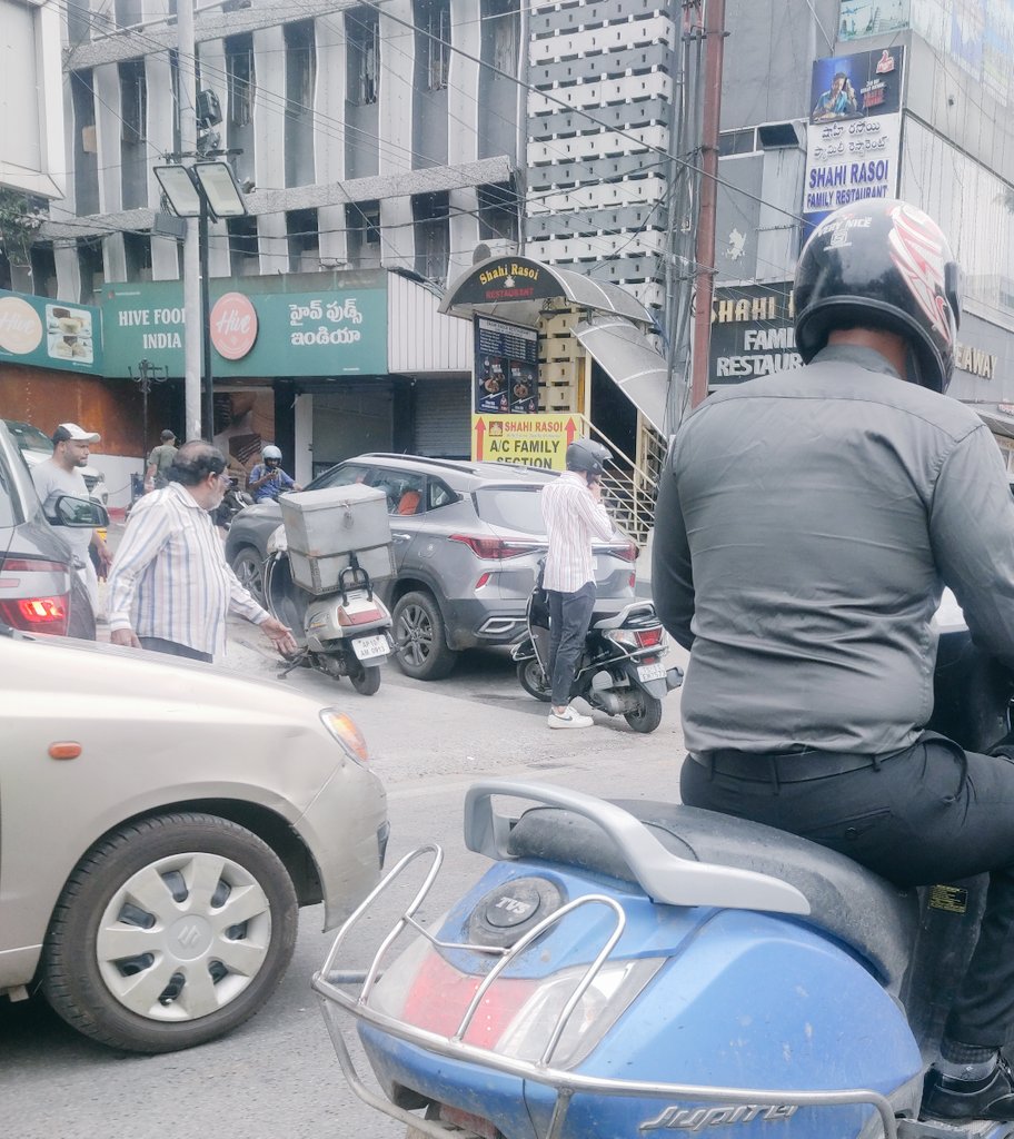 Citizen_TS's tweet photo. #NMDC #MASAB tank #Mehdipatnam
Commuters who travel on these routes, always has to go through mess of traffic jam irrespective of peak or non pk hrs, reason -these establishments allow customers to park on road & moreover #TGSRTC buses stops here @HiHyderabad
Agree? #hyderabad https://t.co/jgfpVhbggj