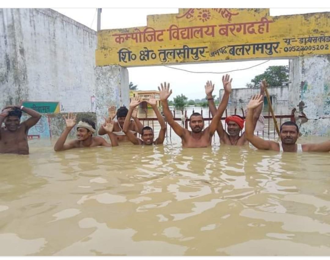 बलरामपुर के इस विद्यालय को डिजिटल हाजिरी के लिए टैबलेट देकर इसे पर्यटन स्थल घोषित क्यों नहीं कर देते? 
#Boycottdigitalattendance