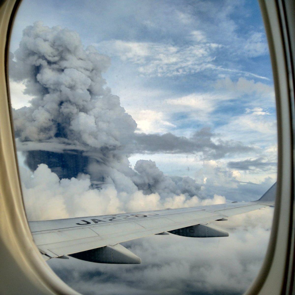 kaki9e's tweet photo. 横から見た桜島の噴火

#飛行機 #桜島 #噴火 #虹 #竜の巣 https://t.co/T08GpdYYZ5