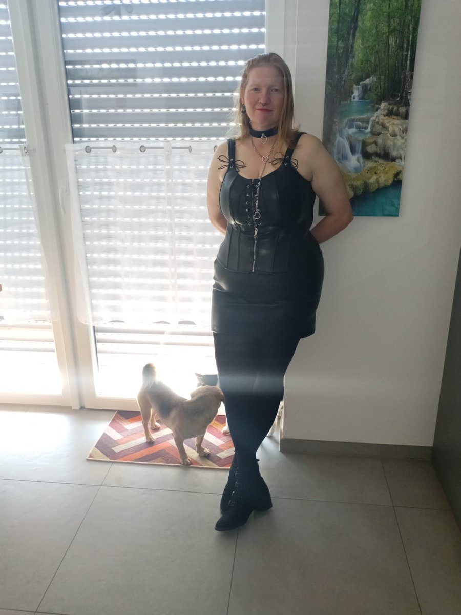 Nach dem netten Gespräch mit den freundlichen Mitarbeiterinnen vom Amt letzte Tage, ist das Wochenende jetzt noch viel geiler!!!
Danke für die tolle neue Kette mein Schatz, du weist genau was ich mir wünsche. Bester Dom den es für mich gibt! Hab dich lieb!