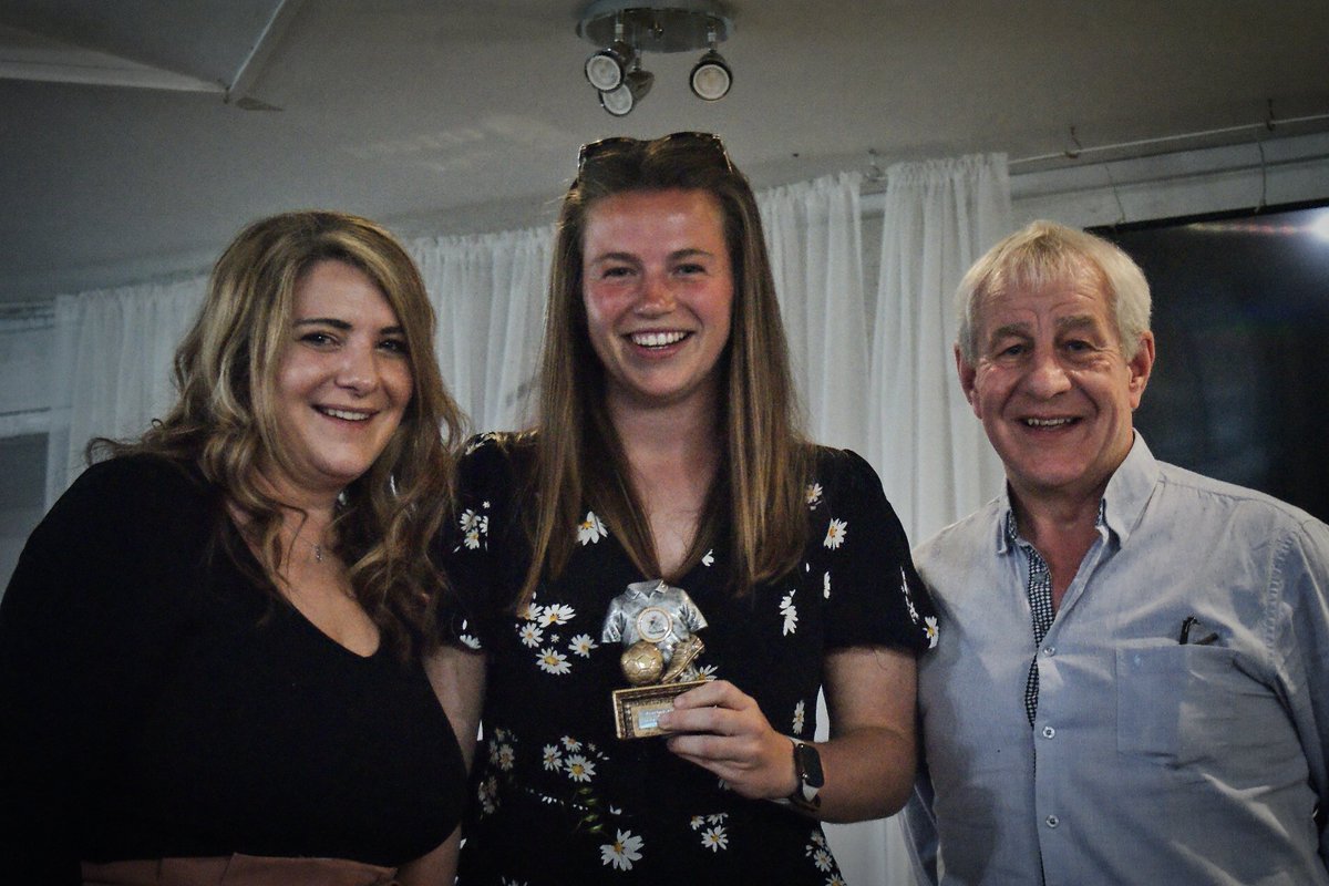 AberTownWomen's tweet photo. 🏆 𝗗𝗘𝗩𝗘𝗟𝗢𝗣𝗠𝗘𝗡𝗧 𝗧𝗘𝗔𝗠 𝗣𝗟𝗔𝗬𝗘𝗥'𝗦 𝗣𝗟𝗔𝗬𝗘𝗥 𝗢𝗙 𝗧𝗛𝗘 𝗦𝗘𝗔𝗦𝗢𝗡

👏 Llongyfarchiadau, Ffion Wyn! 

#ATWFC | 💚 https://t.co/w7UlaLZMrw