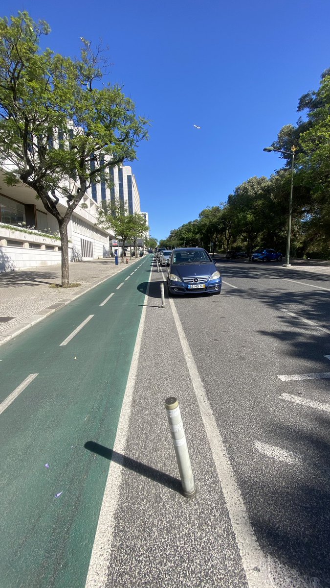tacticallyurban's tweet image. This what we need on Bree, Albert etc ‼️
Simple swap of parking and NMT lane, space for door opening and plastic bollards…easy