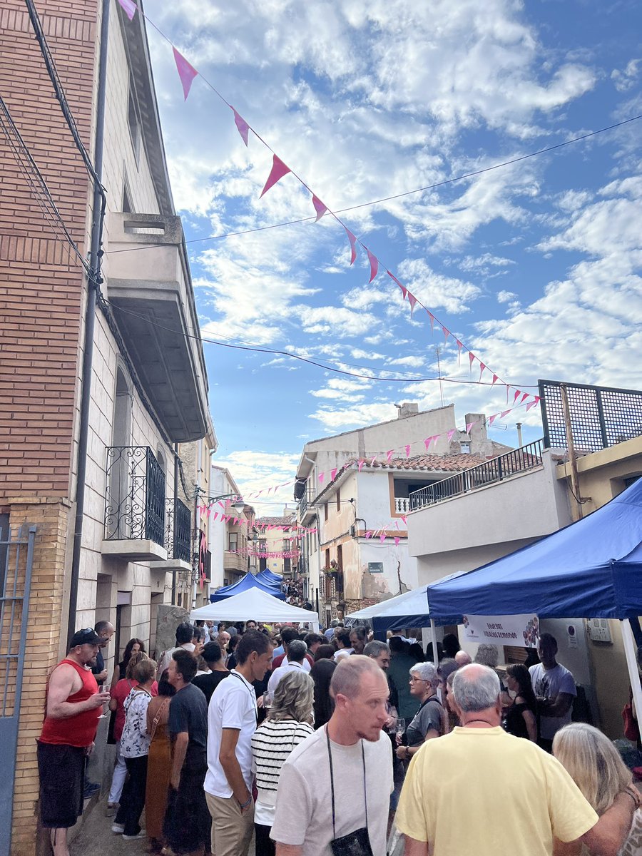 🍷🍷🍷V Feria de Vino GARNACHA Sensaciones‼️
Llenazo, buen ambiente y mucho vino‼️🍇🍇🍇
#GarnachaSensaciones2024
#Tudelilla
#Vino
#docrioja
#Tierra