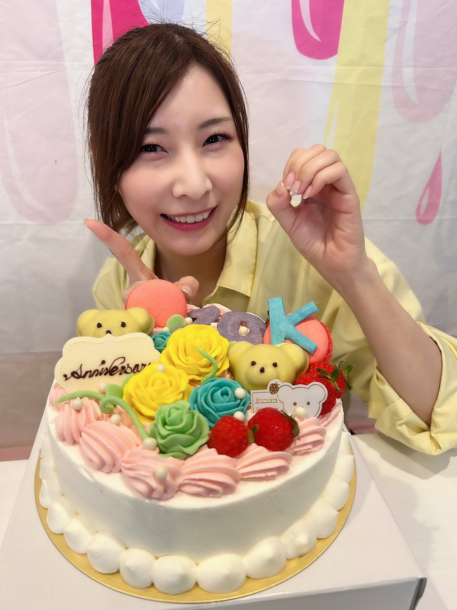 kojochox924's tweet photo. 今日でチャンネル設立10周年になりました🎂🎊
早いような長いような…🌏
コメントで
「中学生の頃から見ていて社会人になりました！」
とかそういうのもいただくようになって、とても感慨深い🥺
いつも見てくれてる皆様、本当にありがとうございます🩷
近々嬉しいお知らせもあるのでお楽しみに！！！ https://t.co/SwtFoYgVGP