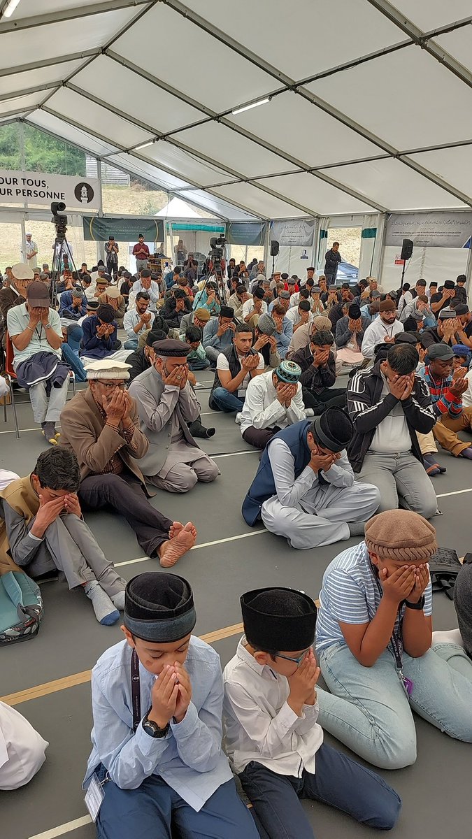 jalsasalanafr's tweet photo. #jsfr24
dernier jour, Session de clôture.
Remarques finales & Prière silencieuse, M. Fahim Ahmad Niaz, Amir Jama’at Ahmadiyya de France
Présence 1151.
3300 vues sur YouTube https://t.co/YO8WSdehoa