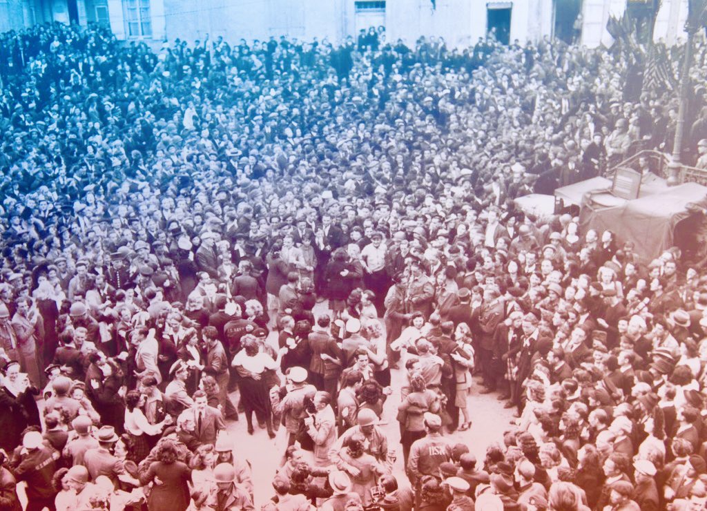 🇫🇷🇫🇷🇫🇷 14 juillet 1944 : défilé républicain et Bal de la Liberté à Cherbourg, première ville de France à pouvoir célébrer à nouveau notre Fête nationale. 
Bon #14Juillet à tous !