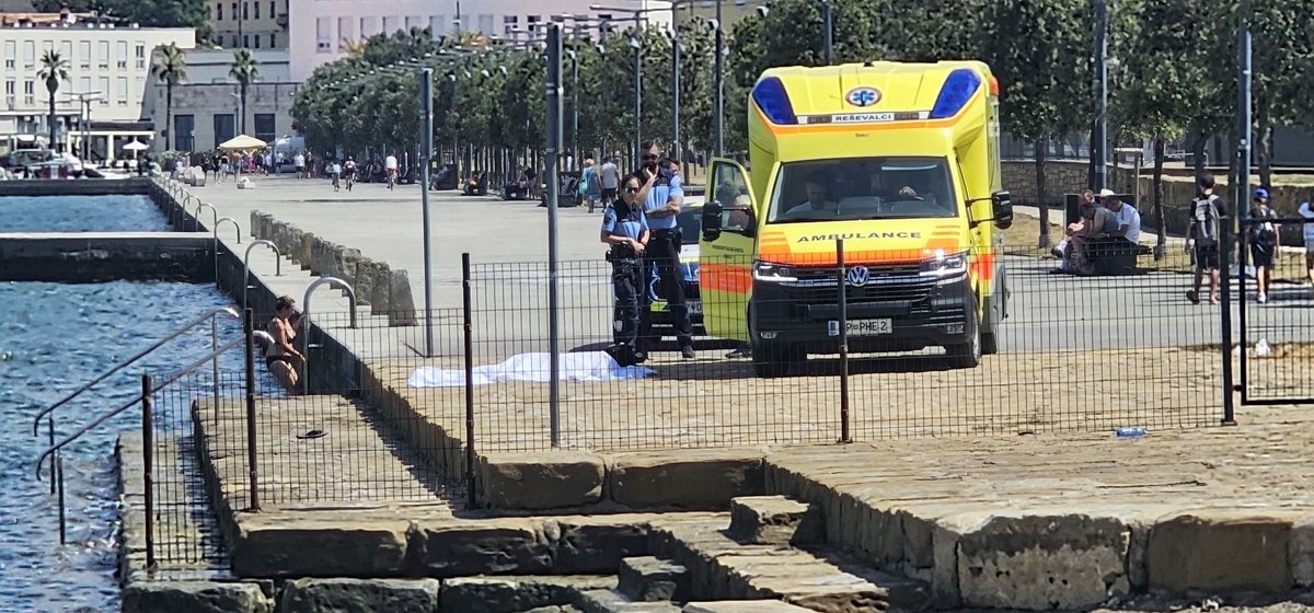 Kosiritch's tweet photo. 😱🥲🤬 Zgolj vaš dnevni opomnik, da nimate kaj klinc hodit na sončka in morčka na dnevnem vrhu vročinskega vala!

Če vam je za vas vseeno, pomislite na druge in se raje fentajte drugače. Ker ko vidiš sesut obraz reševalca motorista, ki je poskušal vse ... https://t.co/CSdS4CoFTO