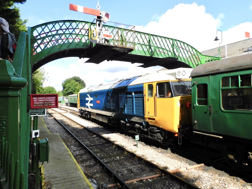 kingy69beard's tweet image. #SemaphoreSunday live from the Watercress Line with 50021 at Alresford, 47579 pulling away and 59104 / D8188 arriving at Medstead &amp;amp; Four Oaks