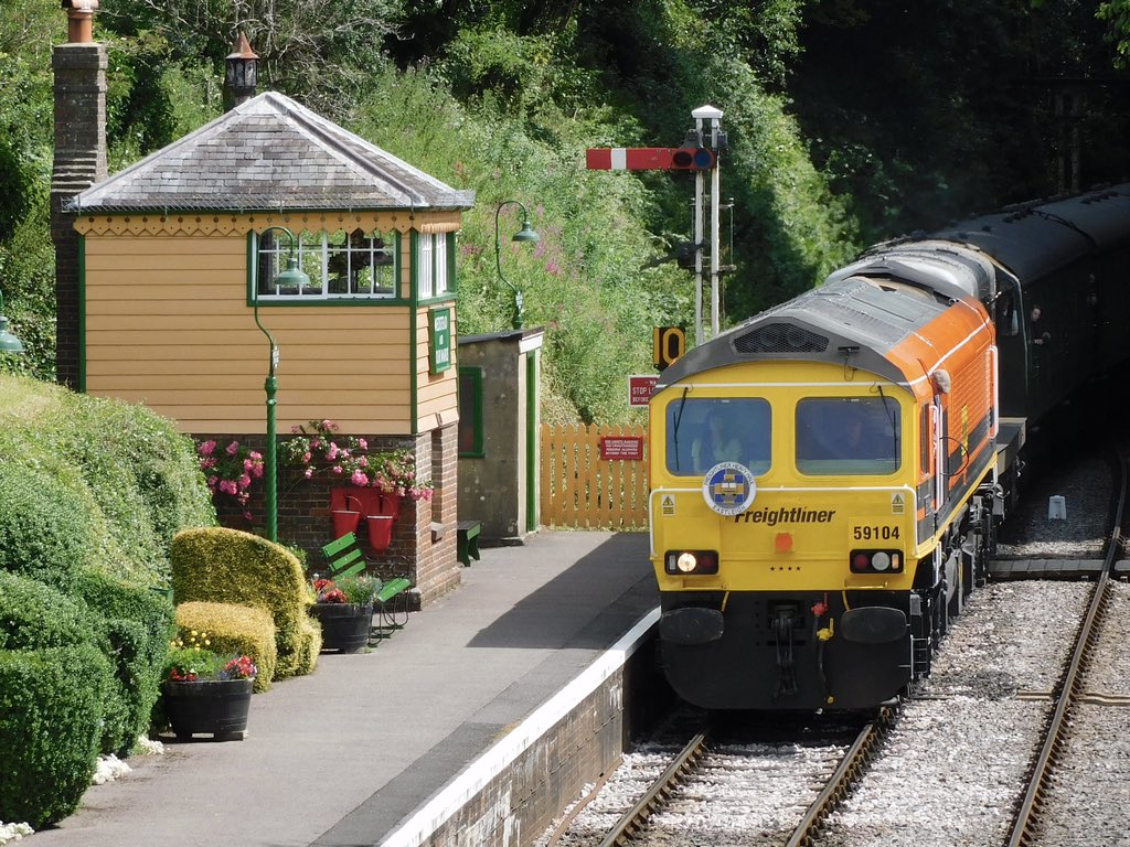 kingy69beard's tweet image. #SemaphoreSunday live from the Watercress Line with 50021 at Alresford, 47579 pulling away and 59104 / D8188 arriving at Medstead &amp;amp; Four Oaks