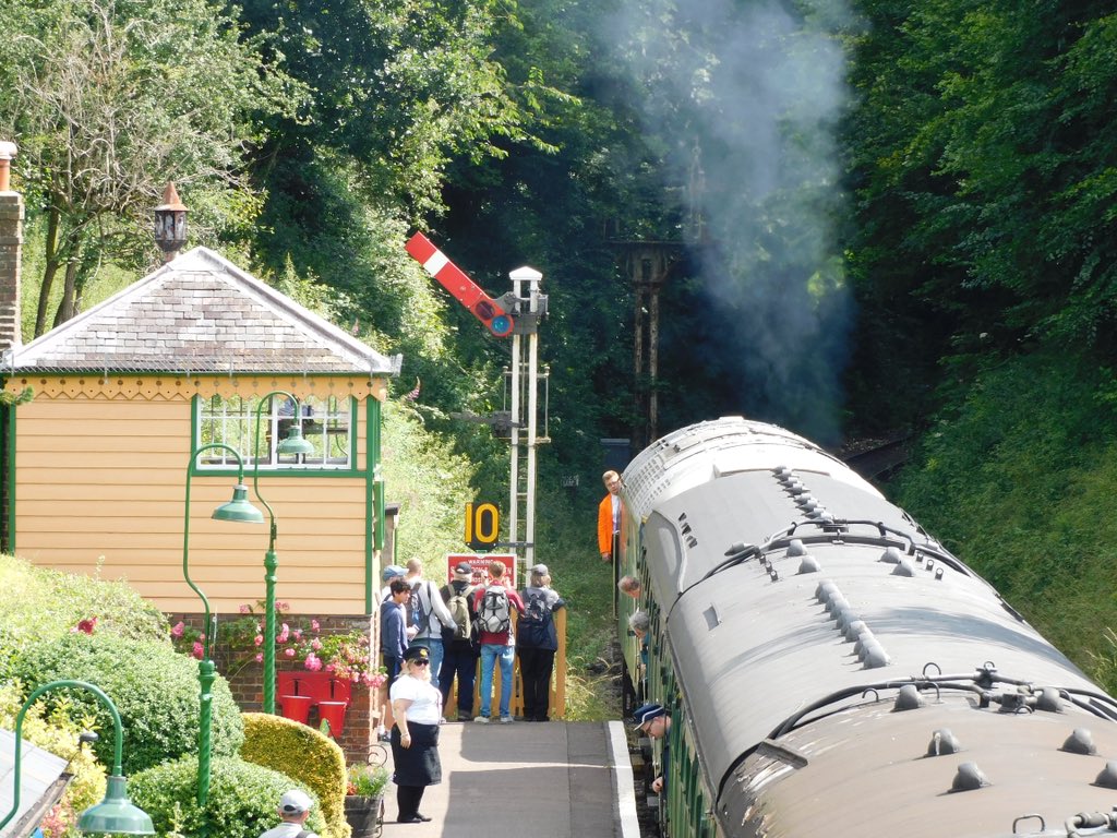 kingy69beard's tweet image. #SemaphoreSunday live from the Watercress Line with 50021 at Alresford, 47579 pulling away and 59104 / D8188 arriving at Medstead &amp;amp; Four Oaks