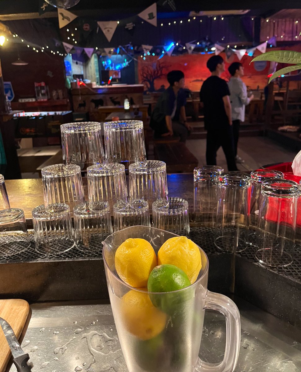 unthebbar's tweet photo. 박하 님의 작품과 깨끔하게 씻은 레몬라임 자매가 있는 펍오두막 오늘 성필 바텐더가 굴립니다~ https://t.co/pgIsnAhTJh