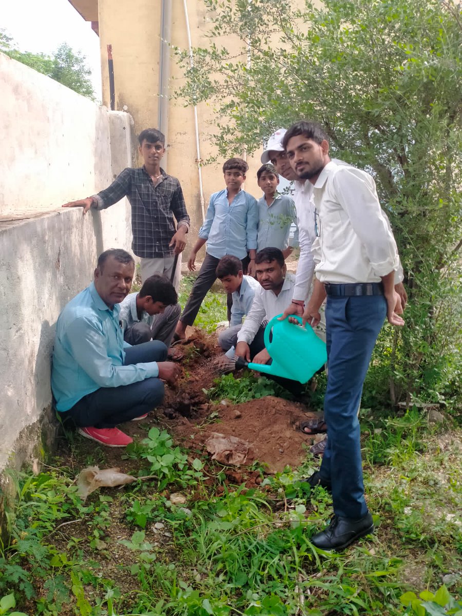 RMeena74942's tweet photo. School पौधारोपण किया https://t.co/ycLYfzRLRC