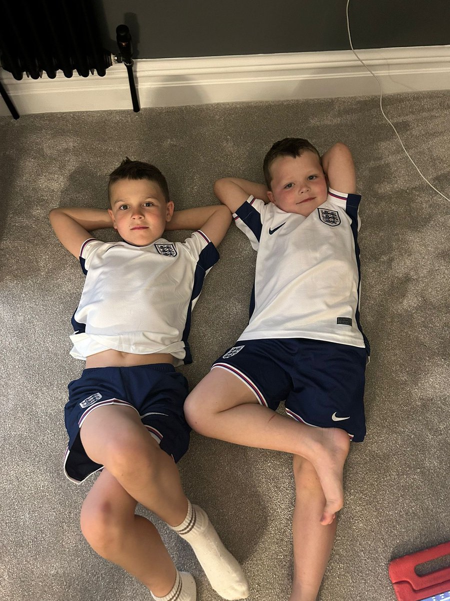 robbust84's tweet photo. Joseph &amp; James it's coming home!!!! #SSNThreelions https://t.co/vG9OIQX496