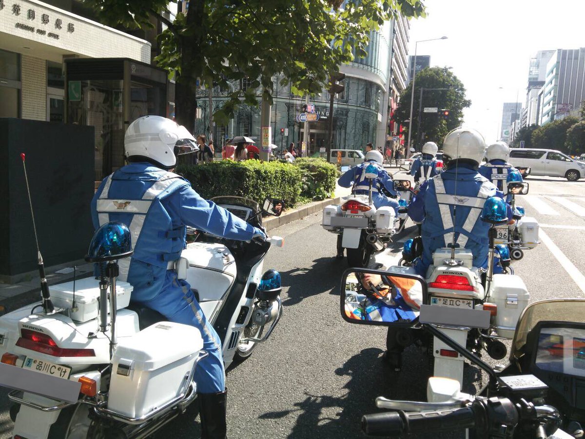 rc35vfr750p's tweet photo. 青ジャージおじさん問題

15年前の警察署の交通安全パレードは
こんな感じでしたよ。

さすがに回転灯は青色ですが。 https://t.co/Uw0wY9TgP2