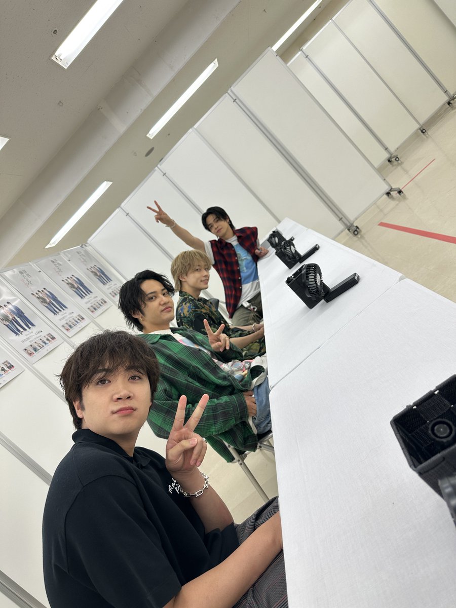 comamugiri0123's tweet photo. 北海道&amp;東京の握手会サイン会ありがとうございました！！🕺
パワー沢山貰っちゃった💪💪 https://t.co/QQVqF17fX6