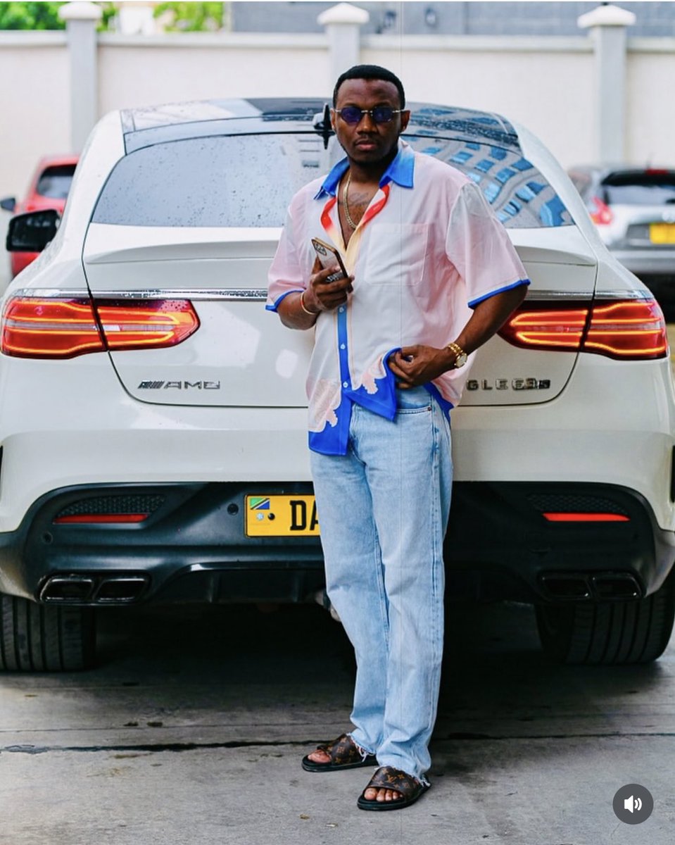 MiriamMkanaka's tweet image. Anaitwa Pastor David Richard, Mnajua kanisa lake lilipo? Sema kibongo bongo kama uchungaji unalipa sana eti?